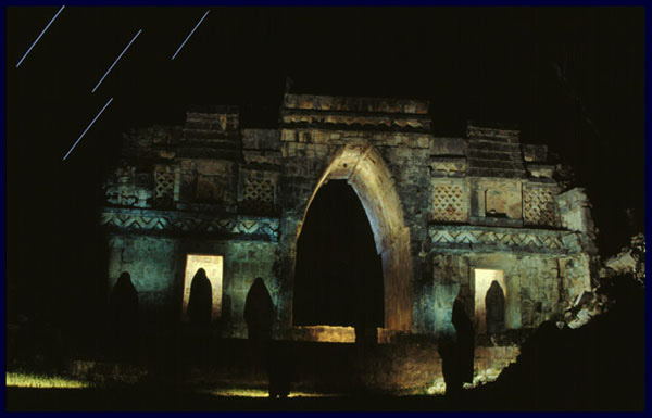 Labna en la noche